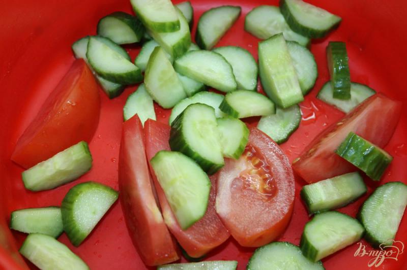 Фото приготовление рецепта: Салат из свежих овощей с маринованным луком и оливками шаг №2