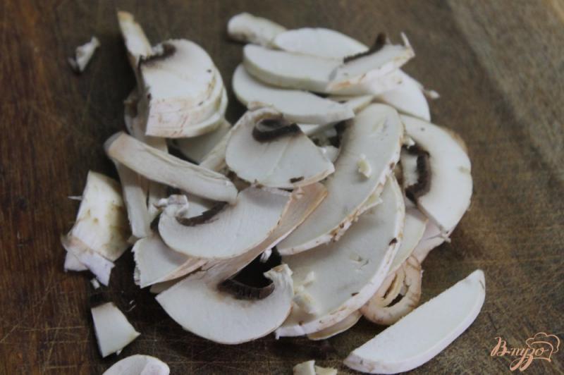 Фото приготовление рецепта: Свиные рулеты фаршированные грибами и базиликом в соусе шаг №3