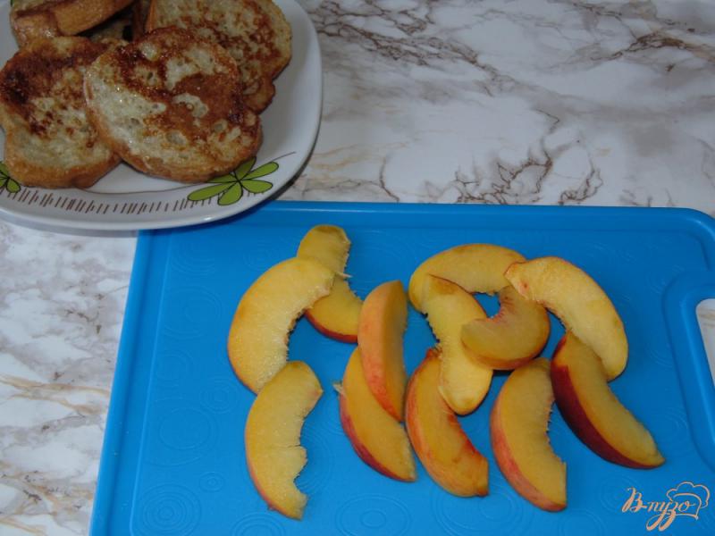 Фото приготовление рецепта: Сладкие гренки с персиком и шоколадным соусом шаг №6