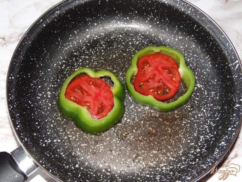 Фото приготовление рецепта: Яичница в болгарском перце с помидором шаг №2