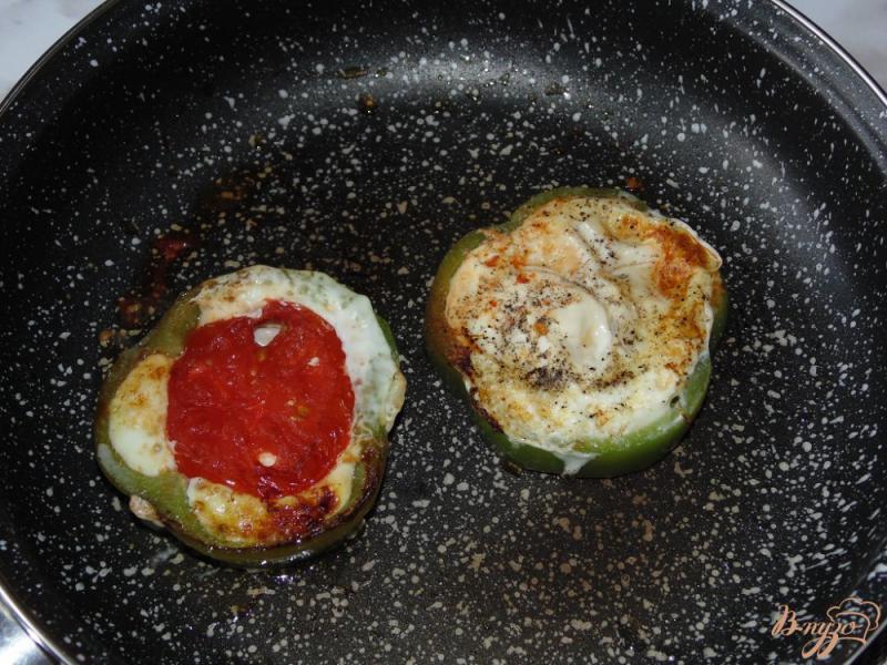 Фото приготовление рецепта: Яичница в болгарском перце с помидором шаг №4