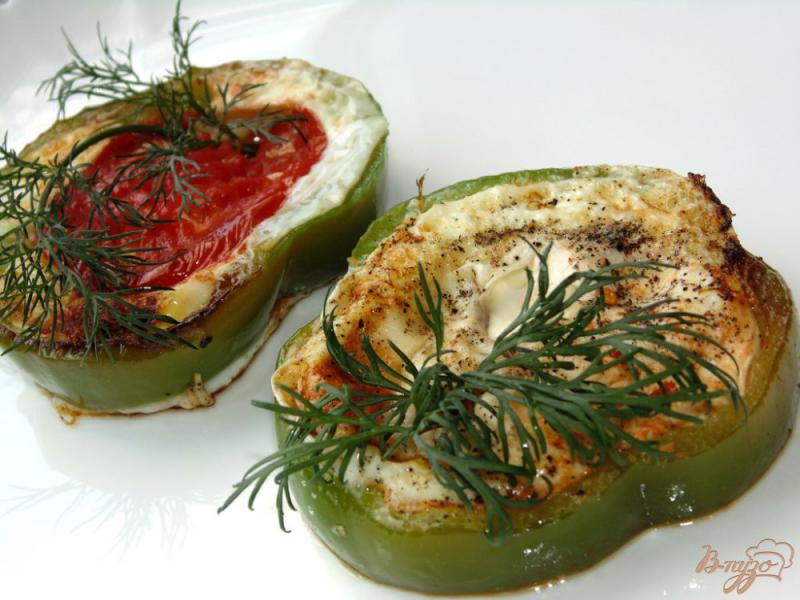 Фото приготовление рецепта: Яичница в болгарском перце с помидором шаг №5