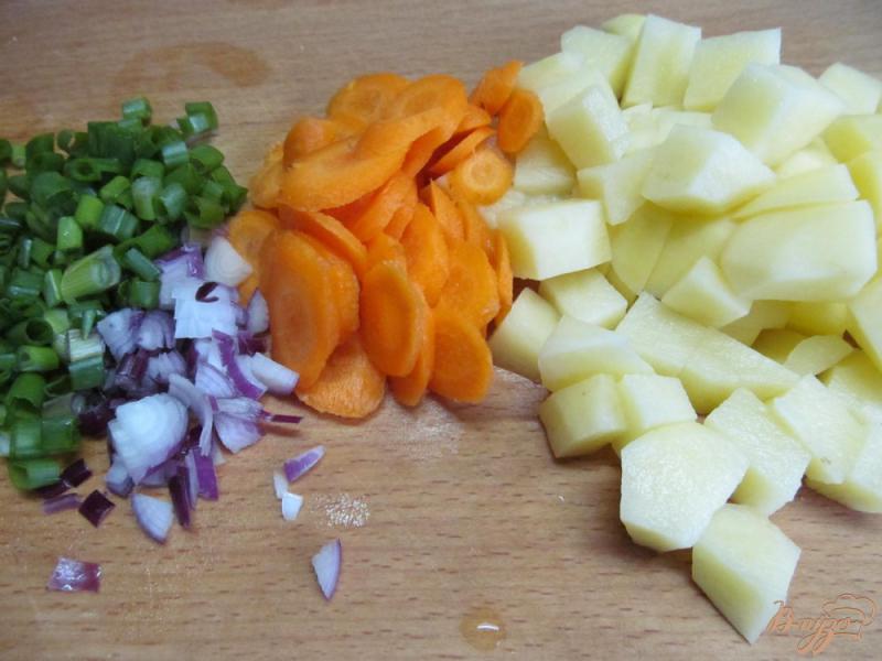 Фото приготовление рецепта: Куриный суп с тремя видами вермишели шаг №2