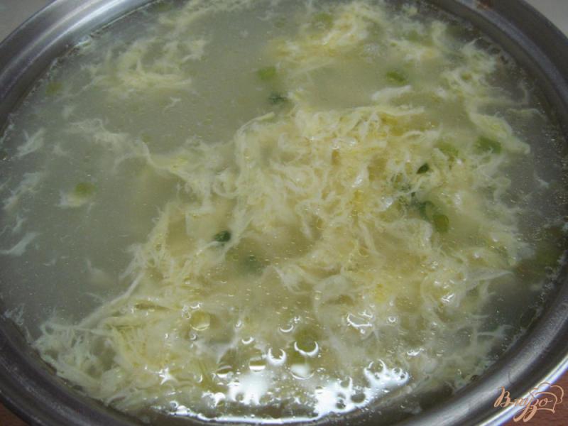 Фото приготовление рецепта: Куриный суп с тремя видами вермишели шаг №4
