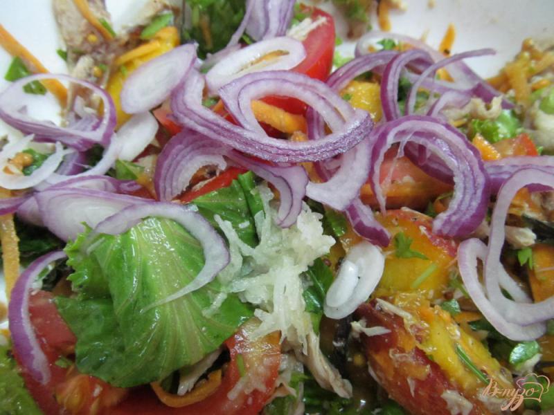 Фото приготовление рецепта: Салат из помидора с персиком и куриным мясом шаг №4