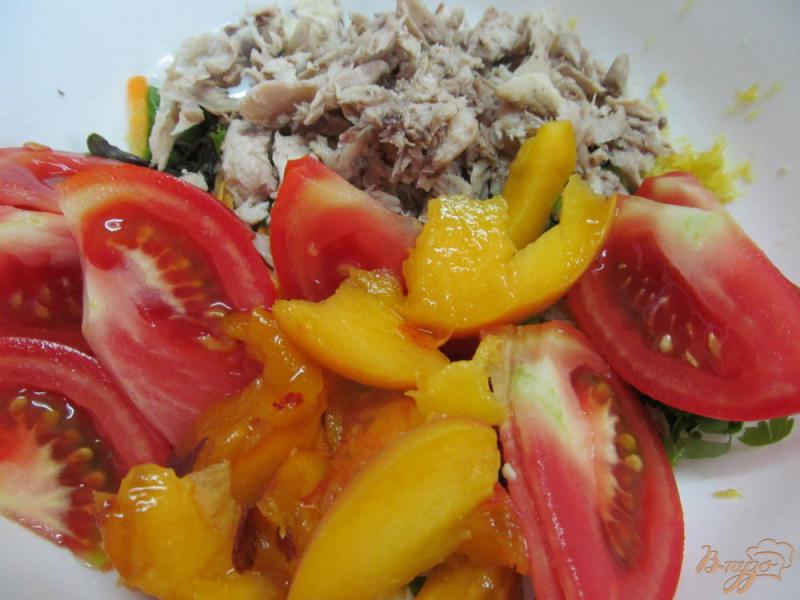 Фото приготовление рецепта: Салат из помидора с персиком и куриным мясом шаг №3