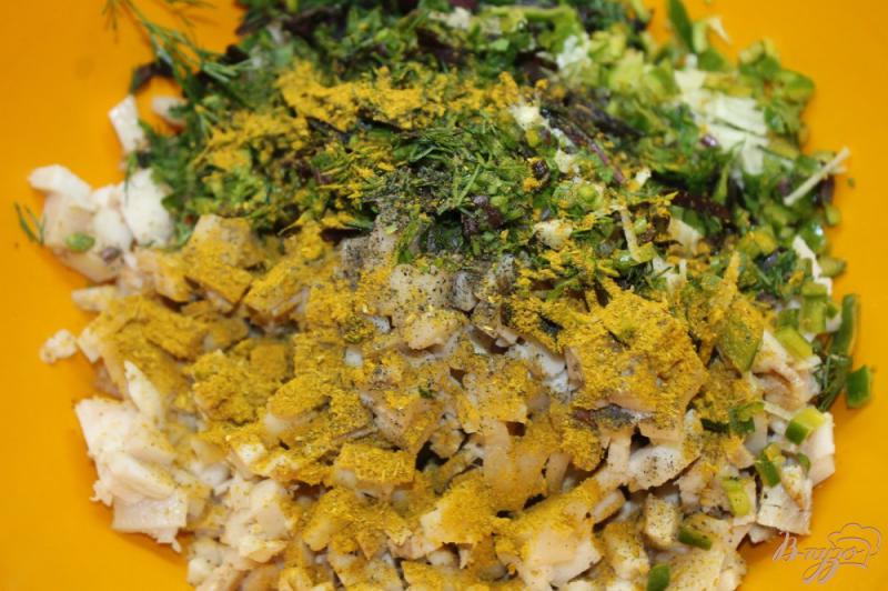 Фото приготовление рецепта: Закуска из копченого сала с зеленью и перцем чили шаг №6
