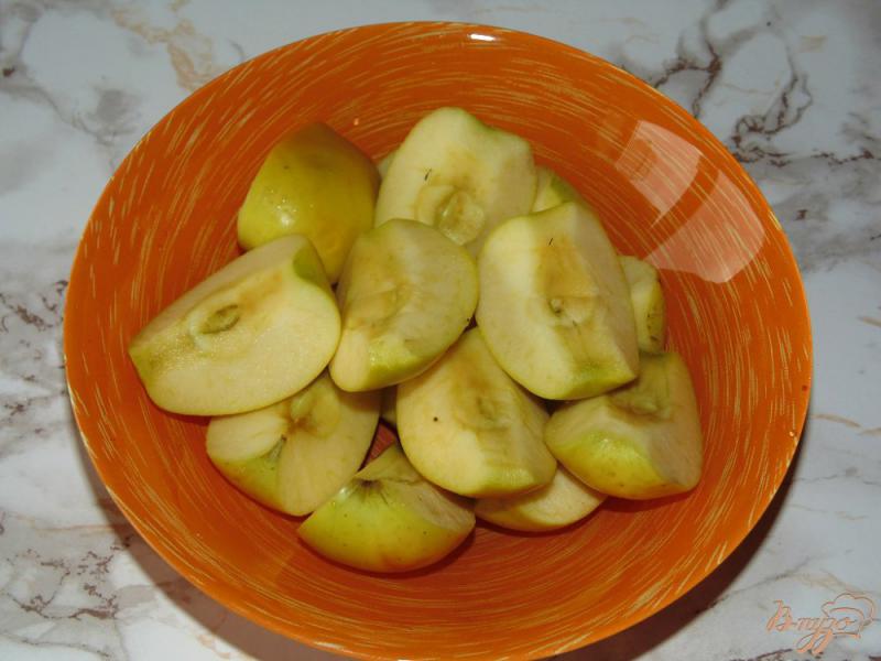Фото приготовление рецепта: Компот из алычи, яблок и терна шаг №2