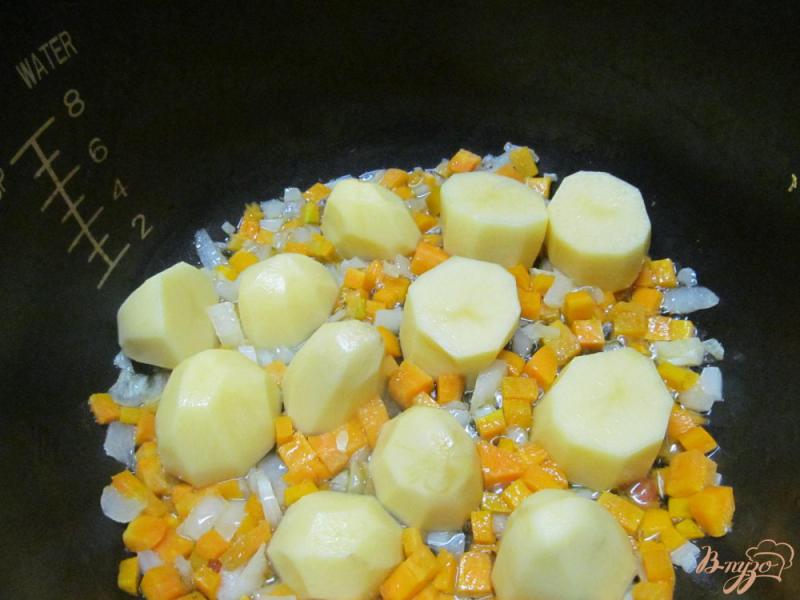 Фото приготовление рецепта: Кабачковые фрикадельки тушенные на картофеле в мультиварке шаг №2