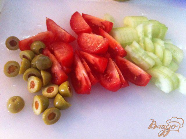 Фото приготовление рецепта: Салат овощной с лососем и апельсином шаг №7