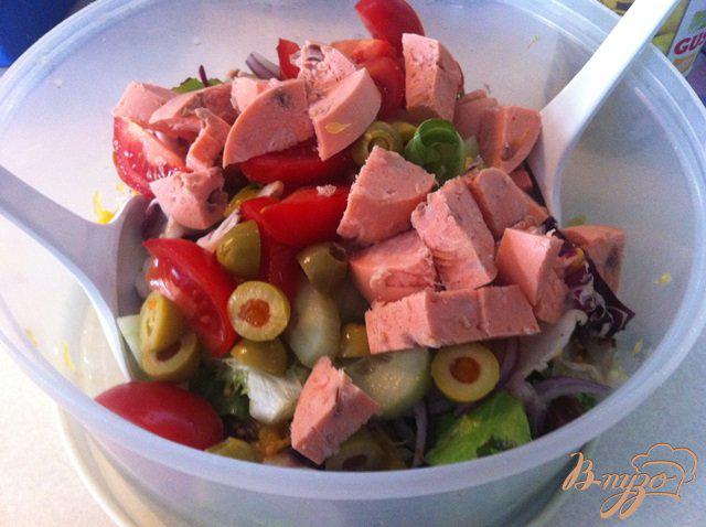 Фото приготовление рецепта: Салат овощной с лососем и апельсином шаг №9
