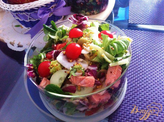 Фото приготовление рецепта: Салат овощной с лососем и апельсином шаг №10