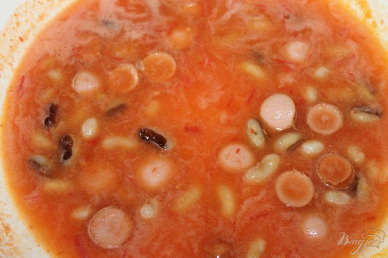 Фото приготовление рецепта: Острый итальянский томатный суп с колбасками и фасолью шаг №6