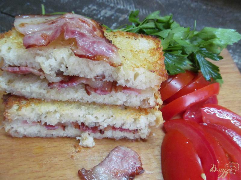 Фото приготовление рецепта: Сэндвич с беконом шаг №6