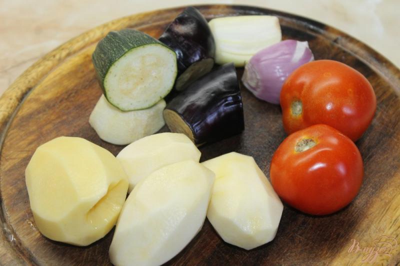 Фото приготовление рецепта: Овощное рагу из баклажанов и кабачков в томатном соусе шаг №1