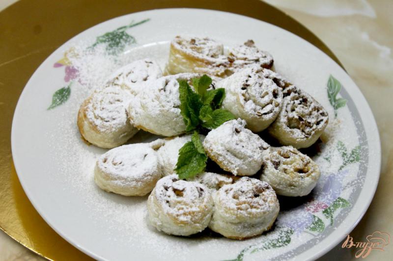 Фото приготовление рецепта: Печенье из слоеного теста с грецкими орехами и медом шаг №9