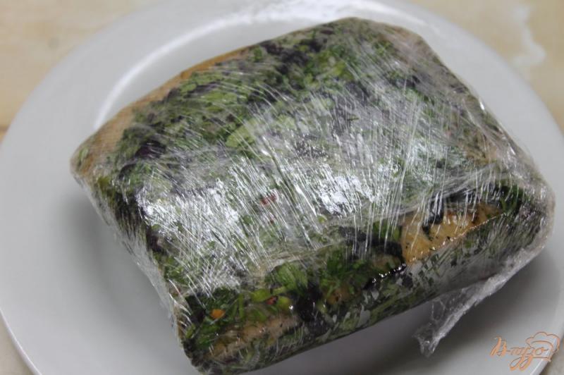 Фото приготовление рецепта: Сало из прорезью мяса маринованное в пряных травах и чесноке шаг №6
