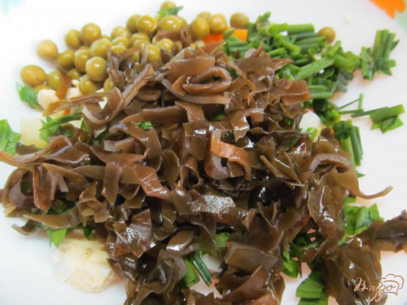 Фото приготовление рецепта: Овощной салат с морской капустой шаг №3