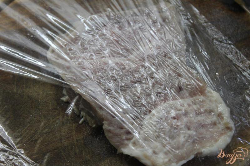 Фото приготовление рецепта: Стейк из свинины маринованный в киви с мятным соусом шаг №2