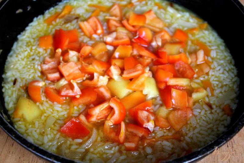 Фото приготовление рецепта: Рис со сладким перцем, чесноком и карри шаг №3