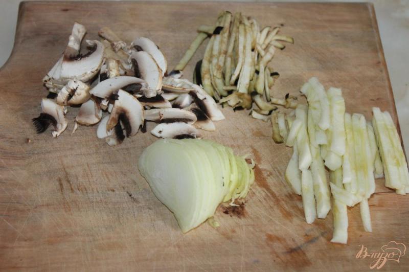 Фото приготовление рецепта: Яичница с тушеными овощами на завтрак шаг №1
