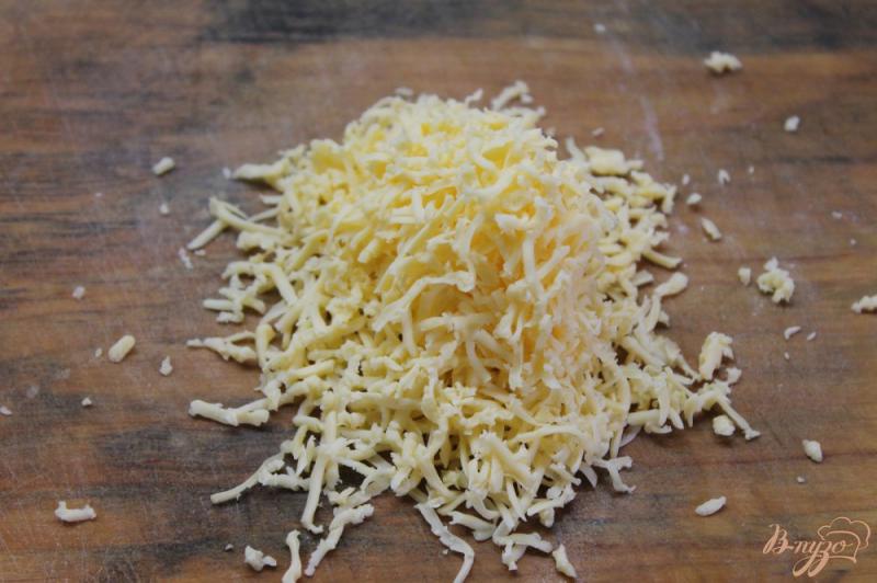 Фото приготовление рецепта: Куриное филе в панировке из сыром внутри и сметанным соусом шаг №4