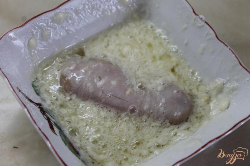 Фото приготовление рецепта: Куриное филе в панировке из сыром внутри и сметанным соусом шаг №7