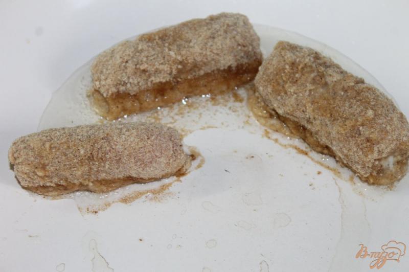 Фото приготовление рецепта: Куриное филе в панировке из сыром внутри и сметанным соусом шаг №9
