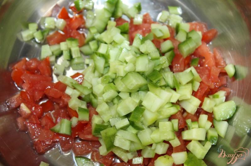 Фото приготовление рецепта: Окрошка из куриной колбасой и помидорами на сметане и кефире шаг №2