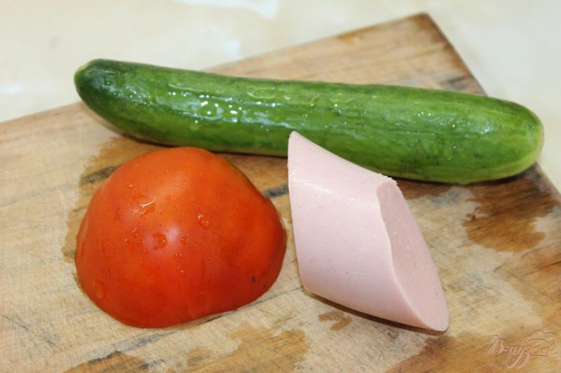 Фото приготовление рецепта: Окрошка из куриной колбасой и помидорами на сметане и кефире шаг №1