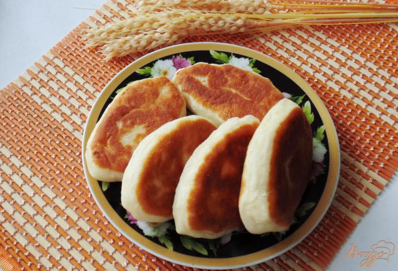 Фото приготовление рецепта: Жареные пирожки с картофелем и луком шаг №9