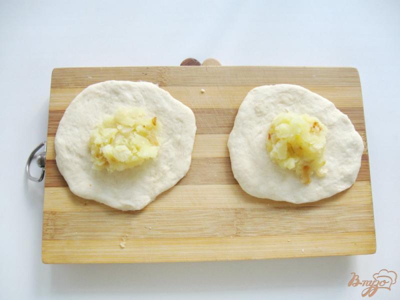 Фото приготовление рецепта: Жареные пирожки с картофелем и луком шаг №5