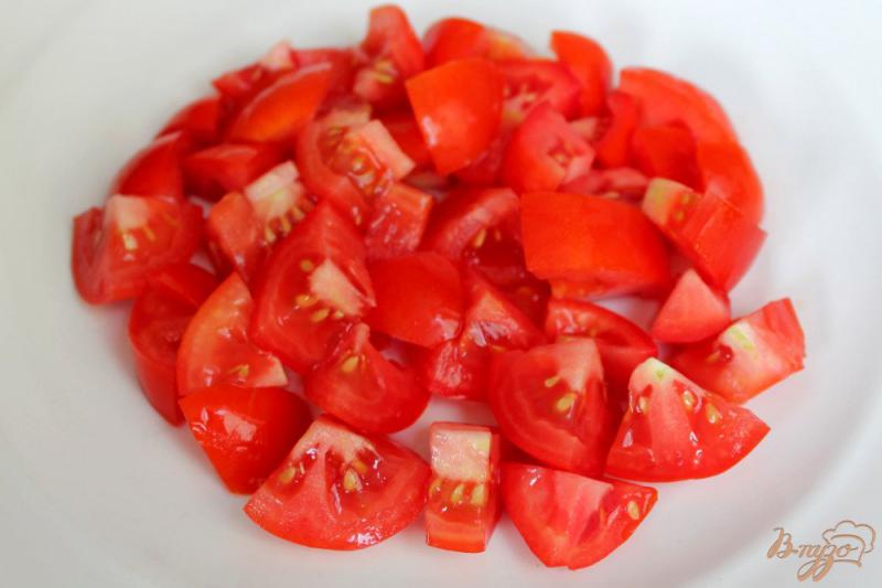 Фото приготовление рецепта: Салат из помидор с базиликом и ржаными отрубями шаг №1