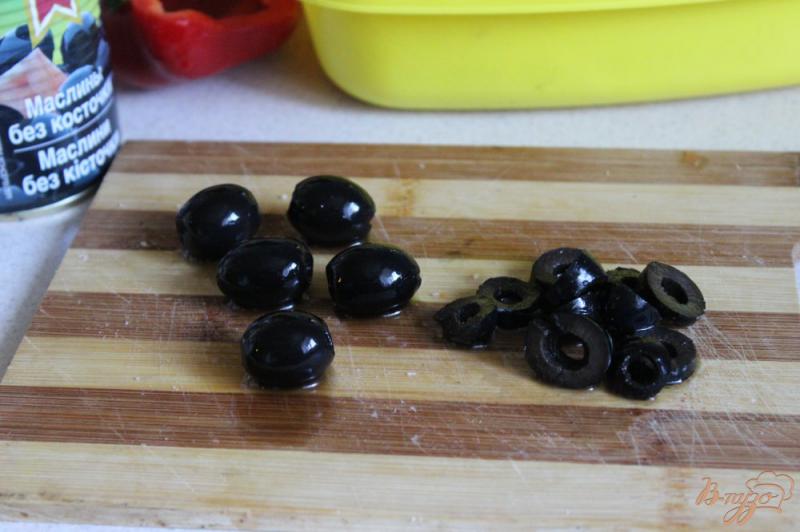 Фото приготовление рецепта: Паприка фаршированная беконом, моцареллой и маслинами шаг №7