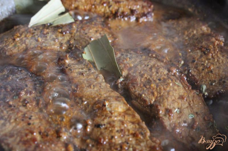 Фото приготовление рецепта: Острая говядина в красном вине шаг №3