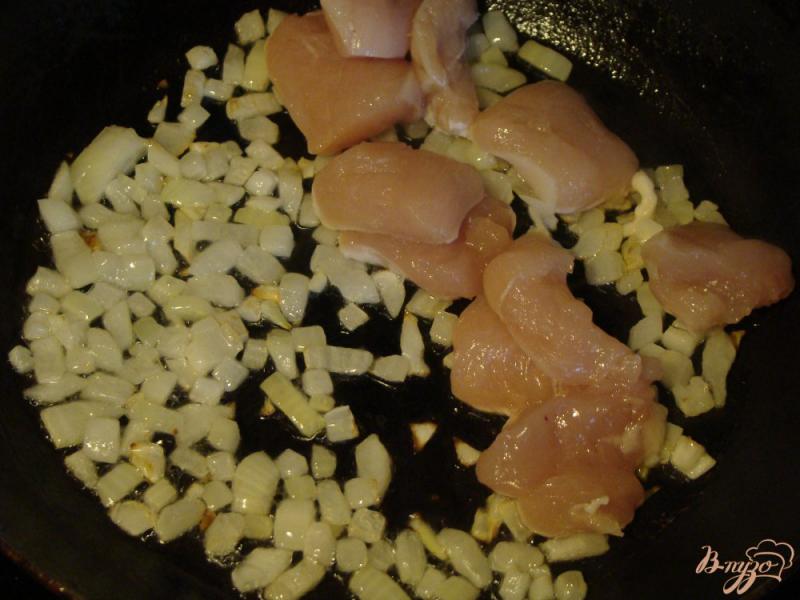 Фото приготовление рецепта: Томатный суп с курицей и фасолью шаг №3