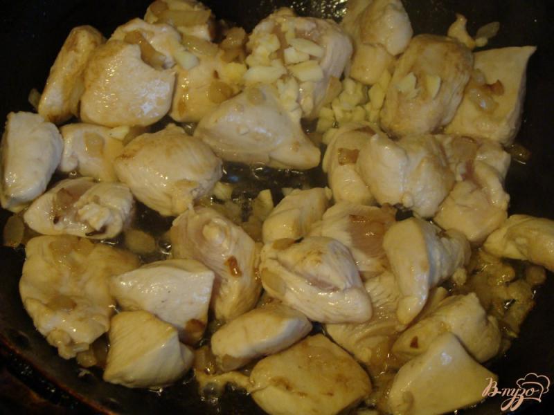 Фото приготовление рецепта: Томатный суп с курицей и фасолью шаг №4