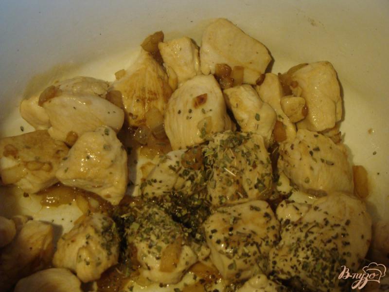 Фото приготовление рецепта: Томатный суп с курицей и фасолью шаг №5