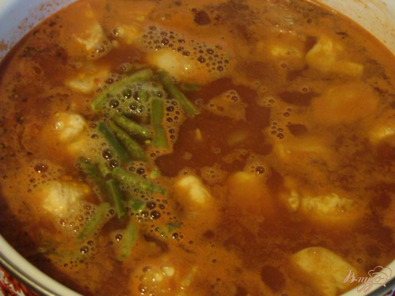 Фото приготовление рецепта: Томатный суп с курицей и фасолью шаг №7