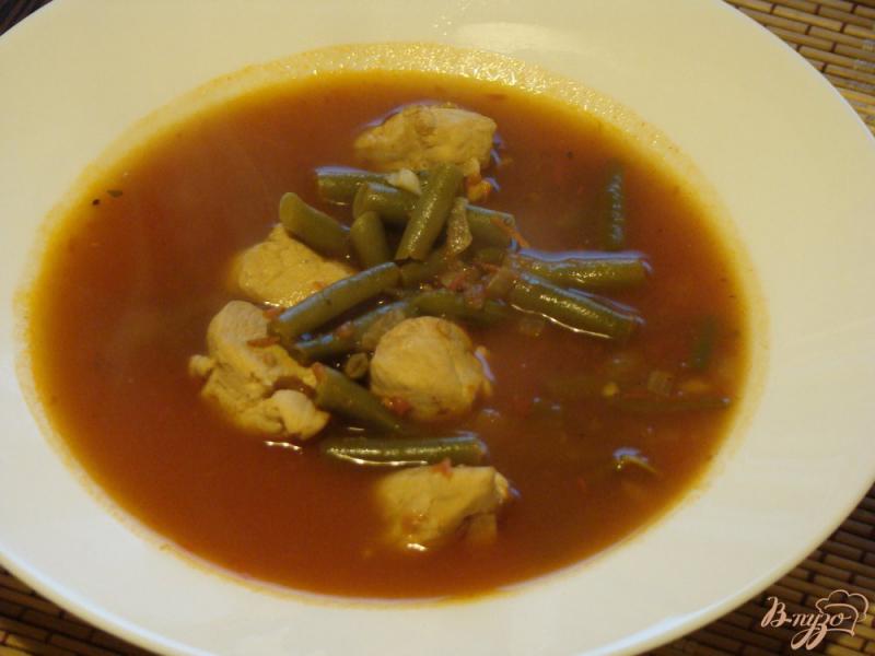 Фото приготовление рецепта: Томатный суп с курицей и фасолью шаг №8