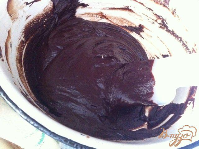 Фото приготовление рецепта: Торт три шоколадных мусса шаг №3