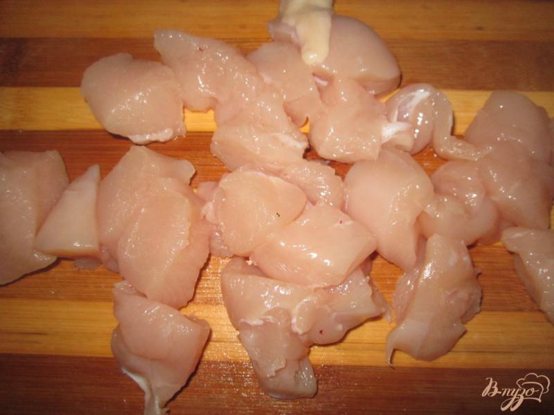 Фото приготовление рецепта: Курица тушеная с кукурузой в томате шаг №1