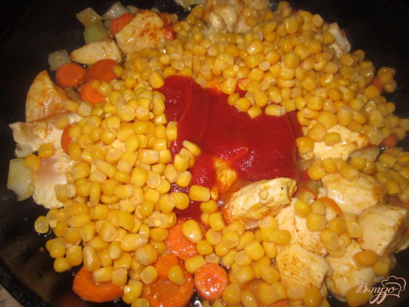 Фото приготовление рецепта: Курица тушеная с кукурузой в томате шаг №5