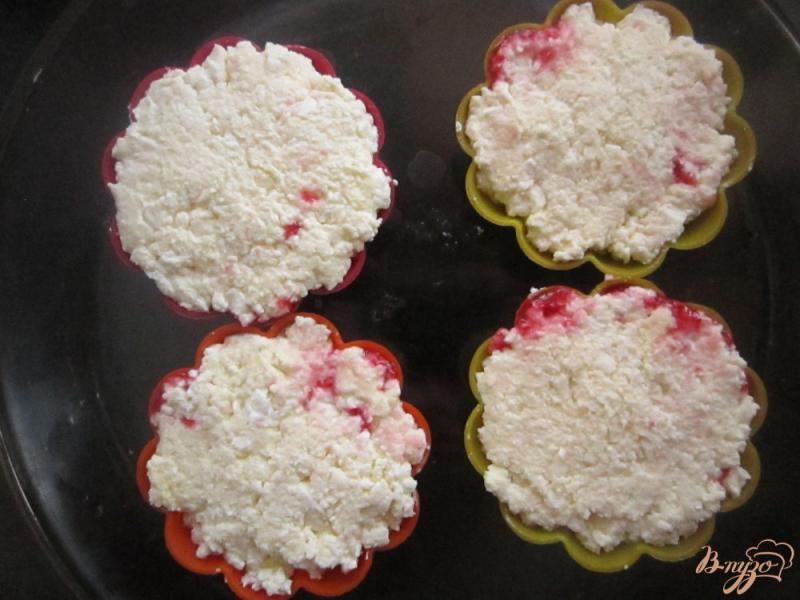 Фото приготовление рецепта: Творожный десерт в микроволновке с малиной шаг №4