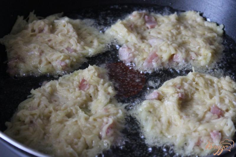 Фото приготовление рецепта: Картофельные оладьи с беконом и ветчиной шаг №5