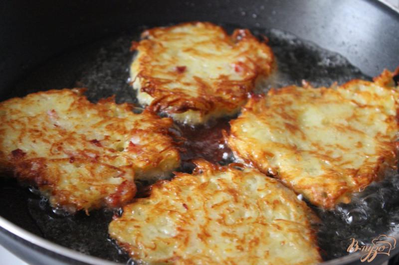 Фото приготовление рецепта: Картофельные оладьи с беконом и ветчиной шаг №6