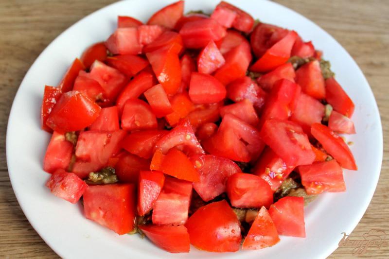 Фото приготовление рецепта: Салат из печеных баклажан с помидорами, луком и оливками шаг №3