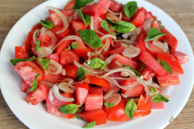 Фото приготовление рецепта: Салат из печеных баклажан с помидорами, луком и оливками шаг №4