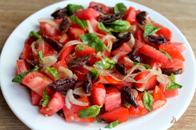Фото приготовление рецепта: Салат из печеных баклажан с помидорами, луком и оливками шаг №5