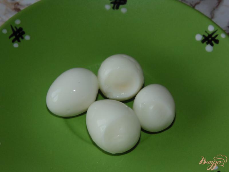 Фото приготовление рецепта: Салат с отварной кукурузой и перепелиными яйцами шаг №2